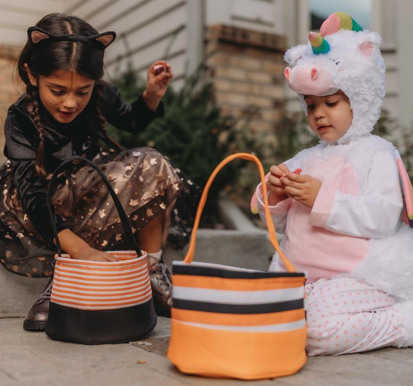 2 kids in halloween costumes